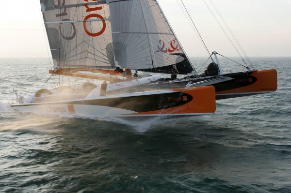 Orange II - Arrivée Trophée Jules Verne 2005 à Brest - En mer***Orange II - 2005 Jules Verne Trophy finish in Brest - At sea